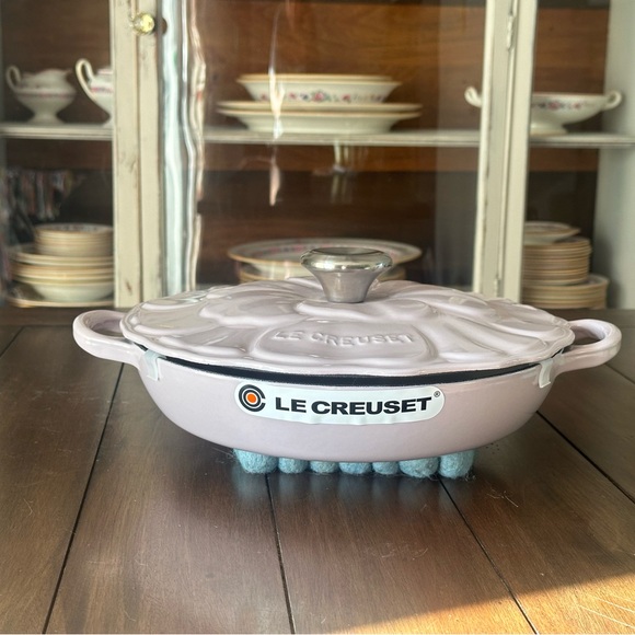 NWT beautiful 2.25qt 26cm petal braiser in Shallot. - Picture 2 of 11